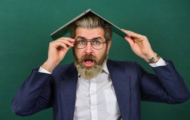 Çok fazla bilgi. Evde eğitim. Çevrimiçi delilik. Geçerli doğru bilgileri sağlayın. Öğretmen dizüstü bilgisayarda internette sörf yapıyor. Kafasında sakallı adam bilgisayarı var. İlginç bir bilgi. Okul hayatı.