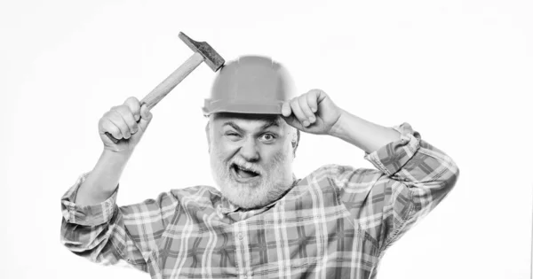 Man bebaarde laborer slijtage helm Hold Hammer. Reparatie Workshop. Reparatie concept. Senior Foreman Worker. Klusjesman thuis reparatie. Ervaren ingenieur. Repareren of renoveren. Reparatie van thuis verbetering — Stockfoto