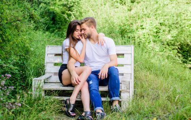 Seni dünyalar kadar seviyorum. Aile hafta sonu. Romantik randevu. Çift dışarıda dinleniyor. Gizli bir yer. Parkta kadın ve erkek. Birbirine aşık çiftler. Mutluluk. Sevgililer günün kutlu olsun. Ormanda yaz kampı