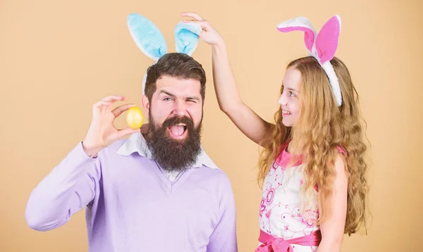 Holiday bunny long ears. Family tradition concept. Dad and daughter wear bunny ears. Father and child celebrate easter. Spring holiday. Easter spirit. Easter activities for whole family. Happy easter — Stock Photo, Image