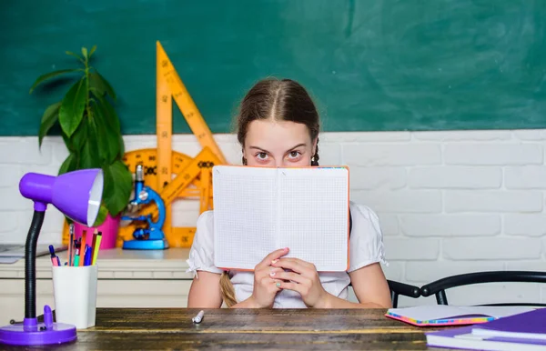 Terug naar school. Kennisdag. Hometaskconcept. Verslaafd aan leren. Meisje schattig kind zitten schoolklas schoolbord achtergrond. Kleine jongen studie school. Vooruitgang en resultaten. Schoolles — Stockfoto