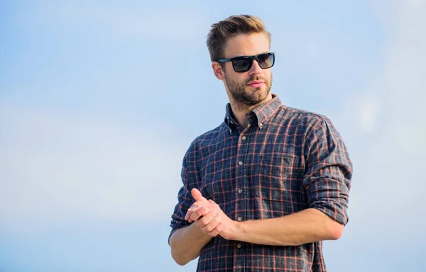 Modèle de lunettes homme en plein air fond bleu ciel. Un beau mec porte des lunettes de soleil. Vision parfaite. Yeux santé. Des lunettes à la mode. Homme hipster aux lunettes de soleil branchées. Concept de protection ultraviolette — Photo