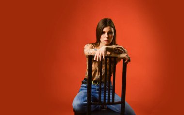 Yalnız bir gün. Yalnızlık kavramı. Yalnız kadın sandalyeye oturur. Psikoloji konsepti. Aklında hüzün var. Kişisel sorunlar. Depresyon tedavisi. Yalnız kız, kırmızı arka planda dinleniyor. Kurban davranışı