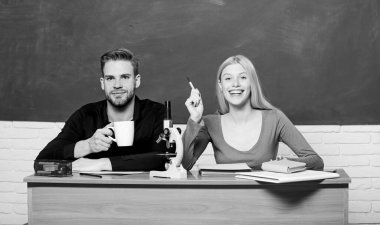 Eğitim yoluyla kendimi geliştiriyorum. Evde eğitim. Modern okul. Bilgi toplama günü. Sınıfta bir çift erkek ve kadın var. Okula dönelim. Öğrenci hayatı. Ders ve yazı tahtası. Öğretmenler günü. Mutlu çift