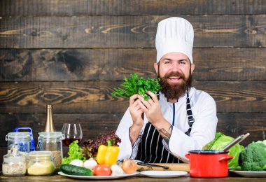 Taze sebzeli vejetaryen salatası. Sağlıklı yemek pişirme. Sakallı, olgun bir hippi. Diyet organik gıda. Mutfak mutfağı. Vitamin. Mutlu sakallı adam. Şef tarifi. Beslenme seçimi.