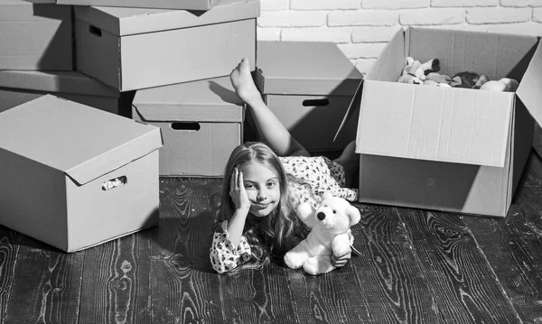 안락 한 생활을 영위 할 것이나. 판지 상자들 이 새 집으로 이동하고 있습니다. 장난감을 가진 행복 한 소녀. 새로운 집에서 놀고 있습니다. 새 아파트에 요. 새로운 거 주지를 매입하는 것. 행복 한 어린이판지 상자 — 스톡 사진