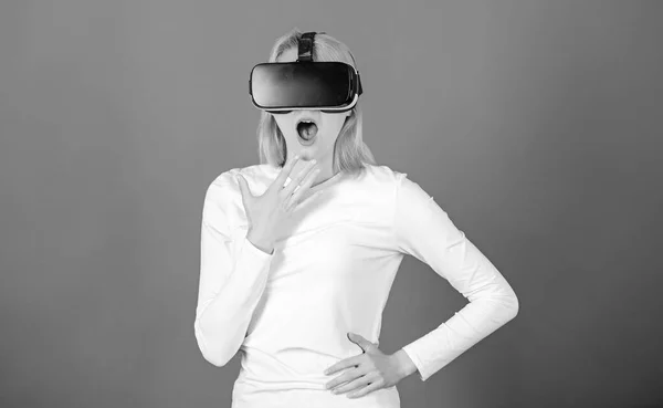 VR 을 가진 재미있는 젊은 여성이죠. 가상현실 안경쓴 명랑 한 여자. 가상 현실 헤드셋을 사용하는 여성. 혁신. — 스톡 사진