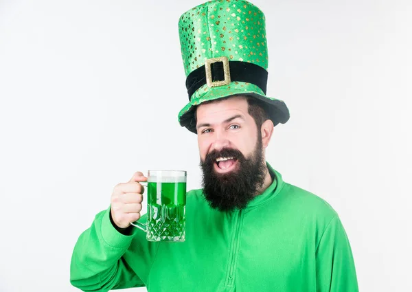 Färgade drycker patricks semester. Grön färg del av firandet. Irländsk ölpub. Global firande irländsk kultur. Mannen skäggig hipster hatt patricks dag dricka öl öl. Saint Patricks dag semester — Stockfoto