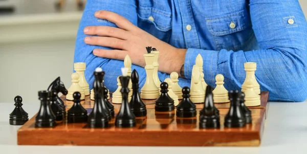 Ontwikkelingslogica. Schaak leren spelen. Slechte zet vernietigt goede. Figuren op houten schaakbord. Ik denk aan de volgende stap. Schaakles. Strategieconcept. Schaak spelen. Intellectuele hobby — Stockfoto