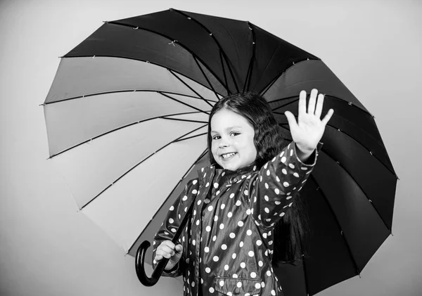 Moda de otoño. protección contra la lluvia. Arco iris. niño hipster alegre en estado de ánimo positivo. niña feliz con paraguas colorido. Niña con impermeable. Despreocupado y tan feliz — Foto de Stock