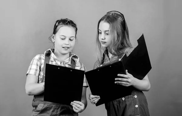 Kinderbetreuung. Sanierungsplan. Bauingenieur Architekt. Nach Plan. Künftiger Beruf. Kids Girls planen Renovierung. Initiative Kindermädchen renovieren ihr Zimmer — Stockfoto