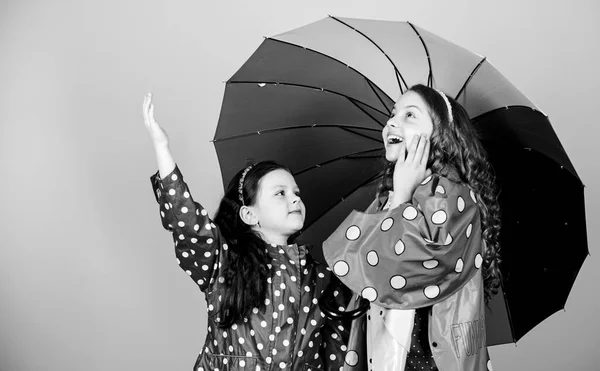 구름 속에서 무지개가 되는 거야. 비오는 날재밌어. 우산 아래를 행복하게 걷는다. 아이들은 우산을 쓰고 행복 한 친구들 입니다. 적절 한 옷을 입은 비오는 날. 밝은 우산. 함께 행복해 지기 가 더 쉽다 — 스톡 사진