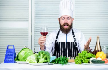 Seçimden memnun. Sakallı adam. Şef tarifi. Taze sebzeli vejetaryen salatası. Mutfak mutfağı. Vitamin. Diyet organik gıda. Sağlıklı yemek pişirme. Sakallı olgun bir hippi.
