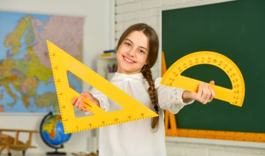 Matematik bilimi. Sonbahar okulunda kırtasiye malzemesi. Okula dönelim. Üniversitede eğitim. Geometriye gömülmüş. Liseli kız açıölçer ve üçgen. Ölçüm Cihazı. farklı okul unsurları