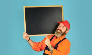 Sunumu olan adam. İnşaatçı bordaya işaret ediyor. Mimar İşçi karatahta tutuyor. Konferans Toplantısı. Tahtada sunum yapan kişi. İş adamı. Erkek inşaat işçisi. Boşluğu kopyala