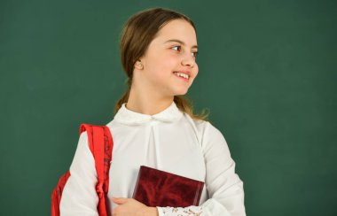 Bu benim kitabım. Küçük çocuk çalışmaya hazır. Turist ya da öğrenci. Yurtdışında eğitim için seyahat. Okula dönelim. Mutlu kız tahtada sırt çantası taşıyor. Sınıfta ders. akıllı hippi ergen çocuk