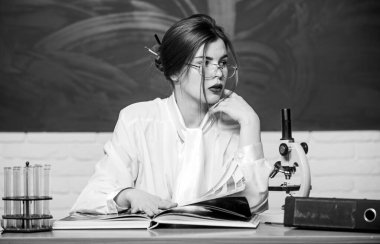 Bugün öğrenen, yarın lider olur. Zeki öğrenci ya da öğrenci. Sınıf masasında okuyan sevimli bir öğrenci. Biyoloji ya da kimya hometask yapan sevimli bir öğrenci. Şehvetli öğrenci okula geri döndü.