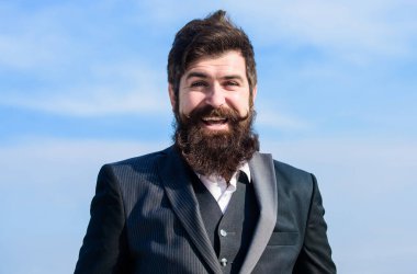 Gelecekteki başarı. Erkek modası. Bıyıklı, vahşi, beyaz bir hippi. Sakallı, olgun bir hippi. İşadamı gökyüzüne karşı. Sakallı adam. Sakallı adam sakala dokundu. Dışarıdaki sakallı adam.