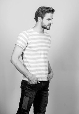 Yakışıklı adam kendine güveni tamdır. Tüylü ve güzel saç stili olan yakışıklı bir adam. Yakışıklı erkek yüzü, zamansız yakışıklı maçoyu temsil edebilir. Güzellik rutini ve kişisel bakım.