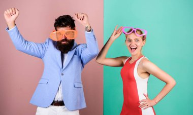 Çiftler eğleniyor. Sakallı adam ve güzel kadın. Parti eğlencesi. Birbirine aşık çiftler. Ofis partisi. En iyi arkadaş ilişkileri. hippi adam ve kız parti gözlükleri. Arkadaşlık. Birlikte kutlayalım.