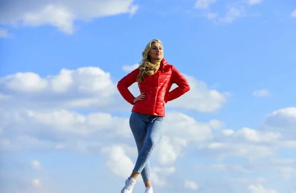 Chica de moda en abrigo casual de otoño. estilo otoño y primavera. Mujer joven y hermosa sobre el fondo del cielo. por encima de las nubes. mirando lejos, sentido de la libertad. futuro y éxito. concepto de estilo de vida —  Fotos de Stock