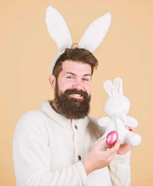 Engraçado homem coelhinho orelhas macias. Homem vestindo terno de coelho brincar com brinquedo. Conceito de atividades de Páscoa. Ainda é infantil. Comemore a Páscoa. Homem barbudo hipster coelhinho alegre com orelhas brancas longas. Coelho da Páscoa — Fotografia de Stock