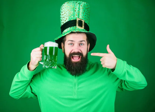 Dricker öl del firande. Fest och helgmeny. Färgade gröna traditionella öl. Låt oss starta patricks party. Alkoholhaltig dryck. Irländsk tradition. En brutal skäggig hipster dricker öl. Irländsk pub — Stockfoto
