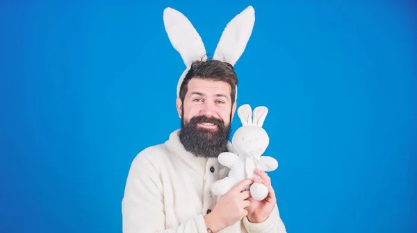 Великодній символ концепції. Хлопець бородатий хіпстер милий ніжний кролик довгими вухами синій фон. Повага до традицій. Великодній кролик. Чоловік у костюмі плюшевого кролика. Смішний кролик з бородою і вусами — стокове фото