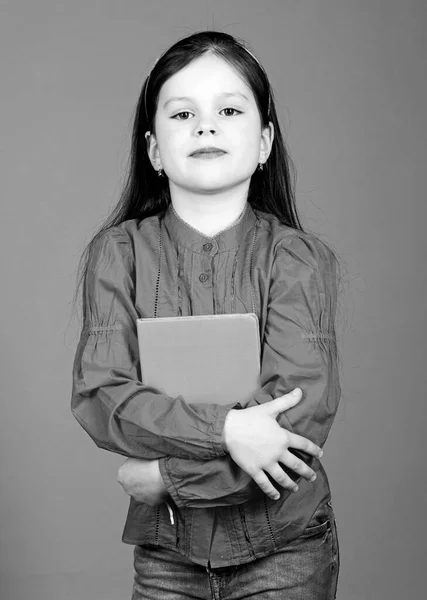 Auteur de poésie. Fille tenir livre fond violet. Un livre de spectacles pour enfants. Concept de livre. Club de littérature. Développement et éducation. Lecture. Journal personnel. Présentation de manuels scolaires. Étudier et apprendre — Photo