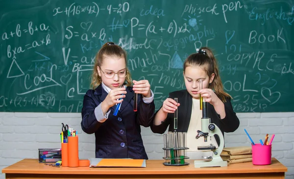 A fazer pesquisa. Ciências Biológicas. Raparigas felizes. As meninas cientistas trabalham com microscópio. Pesquisa de química. experimentos científicos em laboratório. Raparigas no laboratório da escola. Ciência é futuro — Fotografia de Stock