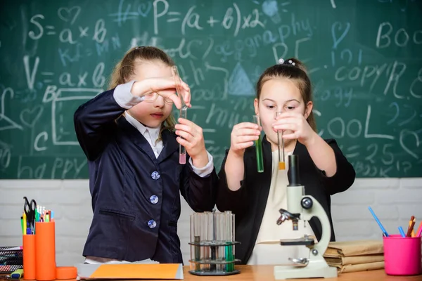 Biologieunterricht. Kleine Wissenschaftler arbeiten mit dem Mikroskop. Chemie-Forschung. wissenschaftliche Experimente im Labor. Kleine Mädchen im Schullabor. Formale Schulbildung. Inspiriert zu harter Arbeit — Stockfoto