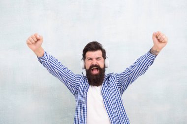 Benimle şarkı söyle. Kendimi hiç bu şekilde açmamıştım. Adam en sevdiği şarkıyı seviyor. Müzik benim hayatım. Hippi kulaklık takıyor. Sesden esinlenilmiştir. Kablosuz kulaklıkla müziğin tadını çıkar. Mutlu sakallı adam. Müzik hobisi