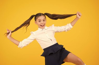 Pozitif titreşimler. Okul hayatı kavramı. Bilgi gününü kutla. Öğrenci küçük çocuk. Sarı arka planda kız öğrenci. Okula geri dön. Duygusal okul kızı. Başarılı bir mezuniyet. Mutlu çocuklar günü