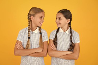 Genç ve güzel. Esmer ve sarı saçlı. Kardeşlik kavramı. En iyi arkadaşlar. Eski tarz. Retro üniformalı küçük kızlar. Eski usul. Okula dönüyorum. At kuyruklu mutlu güzellik. Mutlu çocukluk