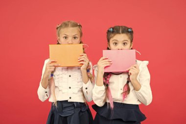 Kırtasiye saplantısıyla ünlü kızlar. Liseli kız günlük not defterini gösteriyor. Okul malzemeleri kavramı. Okul kırtasiye. Eğlenceli eğitim için sevimli kırtasiye satın alın. Kız çocuk okul üniforması tutun kitap