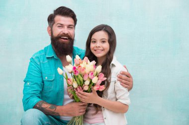 Lale buketi. Aile, kız ve baba portresi. Baba ve küçük kız baharın tadını çıkarıyorlar. 8 Mart 'ta mutlu kadınlar günü. Onun için doğum günü sürprizi. Babalar Günü konsepti. Aile bağı kurma zamanı