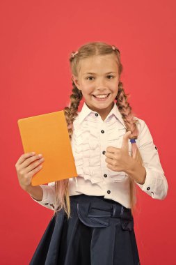 Kırtasiye saplantısıyla ünlü kızlar. Çocuk okul üniforması tutma defteri. Kırtasiye hayranı. Liseli kız not defterini gösteriyor. Okul malzemeleri kavramı. Okul kırtasiye. Eğlenceli eğitim için sevimli kırtasiye satın alın