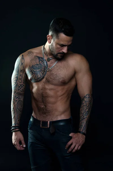 Torso muscular. Joyería para hombres de verdad. Hombre barbudo con el torso tatuado. Macho sexy torso desnudo. Modelo de ajuste con piel de arte tatuaje. Deportista o atleta con barba y pelo. Deporte y fitness. Masculinidad — Foto de Stock