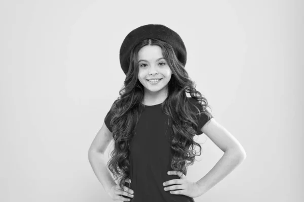 Ambicioso y hermoso. moda de verano y belleza. infancia. peluquería. chica feliz con el pelo rizado largo en boina. niño parisino sobre fondo amarillo. niña en sombrero de estilo francés —  Fotos de Stock