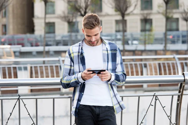 Komunikacja. Wyślij e-mail. Odpowiadam. Miejskie WiFi. Ustawienia smartfona. Dzielenie się opcjami lokalizacji. Wniosek. Człowiek trzyma tło budynków smartfona. Wiadomość online. Nowoczesny smartfon — Zdjęcie stockowe