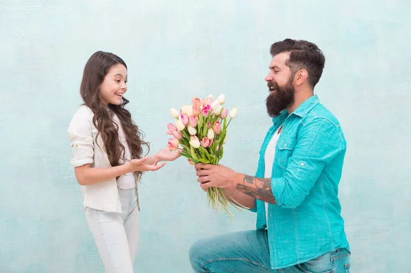 Bouquet of tulips. birthday surprise for her. fathers day. family bonding time. tulip bouquet. portrait of family, daughter and dad. Father and little girl enjoy spring. happy womens day on 8 march — Stock Photo, Image