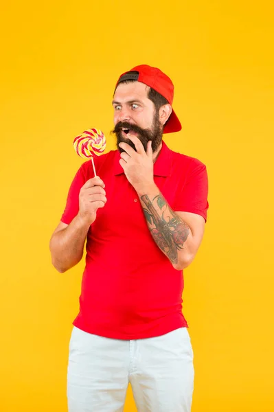 Wauw. Lieve jongen. Smaak naar kindertijd. Fijne snoepjes. Man eet lolly. Vakantie concept. Suiker schadelijk voor de gezondheid. plezier hebben op zomerse vibes. gelukkige hipster eet lolly snoep. snoepwinkel — Stockfoto