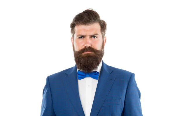 ひげと口ひげのハンサムなブルネットのモデル。ビジネスマンの肖像。完璧なスーツだ。高価なスーツを着た髭の男。ハンサムな重大なビジネスマン。男性向けのビジネススーツ。男性ファッションモデルのポーズ — ストック写真