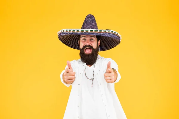 Fest och semester. Fira traditioner. Hipster ser festlig ut i sombrero. firar fiesta. Glad man bär poncho. Ha kul på mexikansk fest. Sombrero Fest Man. man i mexikanska sombrero hatt — Stockfoto