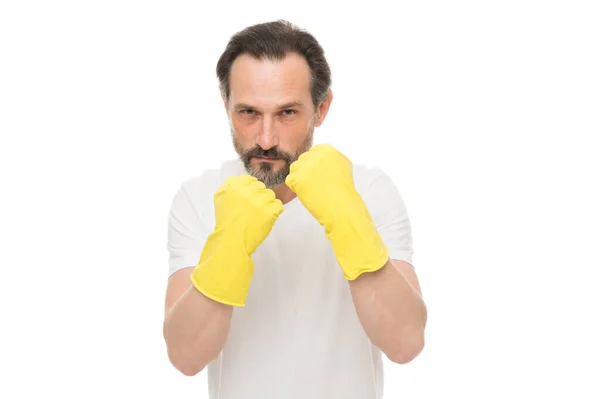 戴着橡胶手套的男子拳击。与家务活作斗争。成功地完成了家庭清洁。最好的专业管家。成熟的长胡子男人。丈夫拳打脚踢。打晕了。尽力而为 — 图库照片