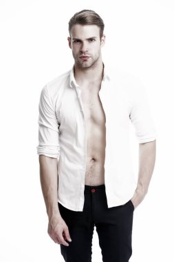 İş bittiği zaman. Çekici bir adamın gömleğini çıkarması. Cazibesine güveniyor. Sakallı adam gündelik tarzda. Yakışıklı maço manken. Seksi maço alışveriş kıyafetleri. Sıcaklık mevsimi. Modern moda.