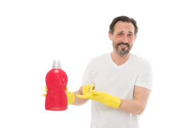 Eldiven ve deterjan. Olgun adam lastik eldiven giyer. Çamaşır deterjanı reklamı. Evi temizlemek için deterjan. Çamaşır tozu şişesi. Temizlik malzemeleriyle erkek hademe. Yerleri silmeye hazırlanıyorlar.