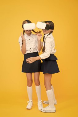 Çocuk kız öğrenciler kablosuz Vr gözlük takıyor. Artırılmış gerçekliği keşfetmek. Deneyimler projeleri iletişim kurar ve yönetir. Çocuklar modern Vr teknolojisini kullanıyor. Sanal gerçeklik. Vr kulaklık. Gelecekteki eğitim