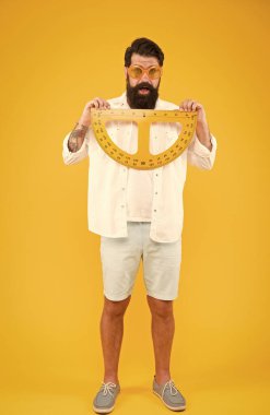 Ölçme aleti kullanan öğrenci. Berber kuaför salonu. Sakal şeklini koruyun. Sakallı. Protractor özelliklerini keşfetmek. Acımasız hipster matematik dersi için protractor tutun