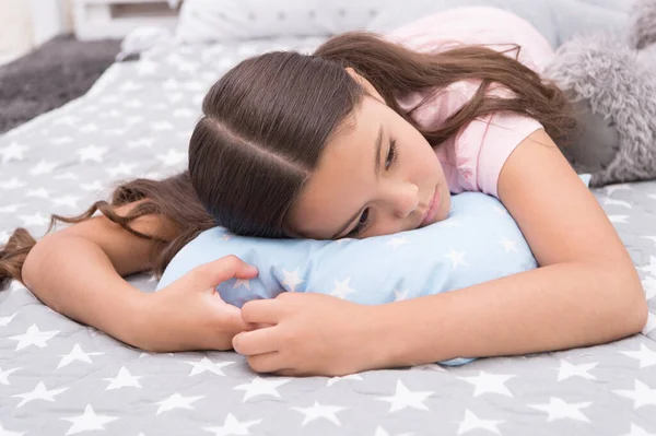 Sleepy beauty. Sleepy baby. Small girl relax in bed. Little child with sleepy look. Early morning or late evening. Bedtime routine. Nap time. She feels sleepy — Stock Photo, Image